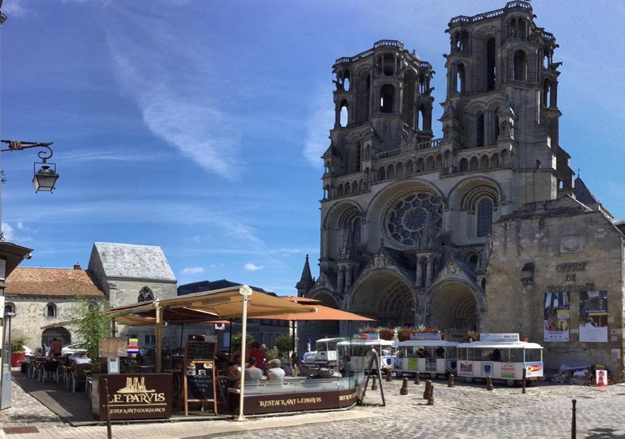 Bed and Breakfast Logis Du Parvis ***Face Cathedrale/In Front Of The Cathedral*** Лан Экстерьер фото